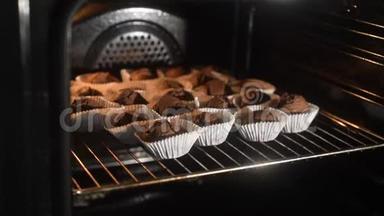 松饼是在烤箱里做的。 巧克力蛋糕在烤箱里煮。 <strong>一步一步</strong>。